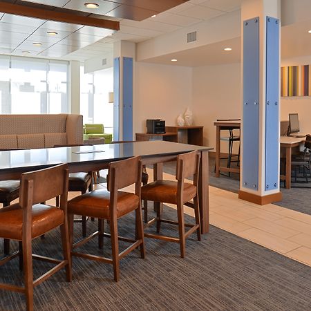 Holiday Inn Express & Suites Farmington Hills - Detroit By Ihg Exterior photo